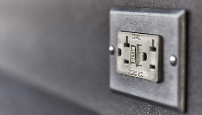 Electrician diagnosing dead outlet that stopped working in DFW home